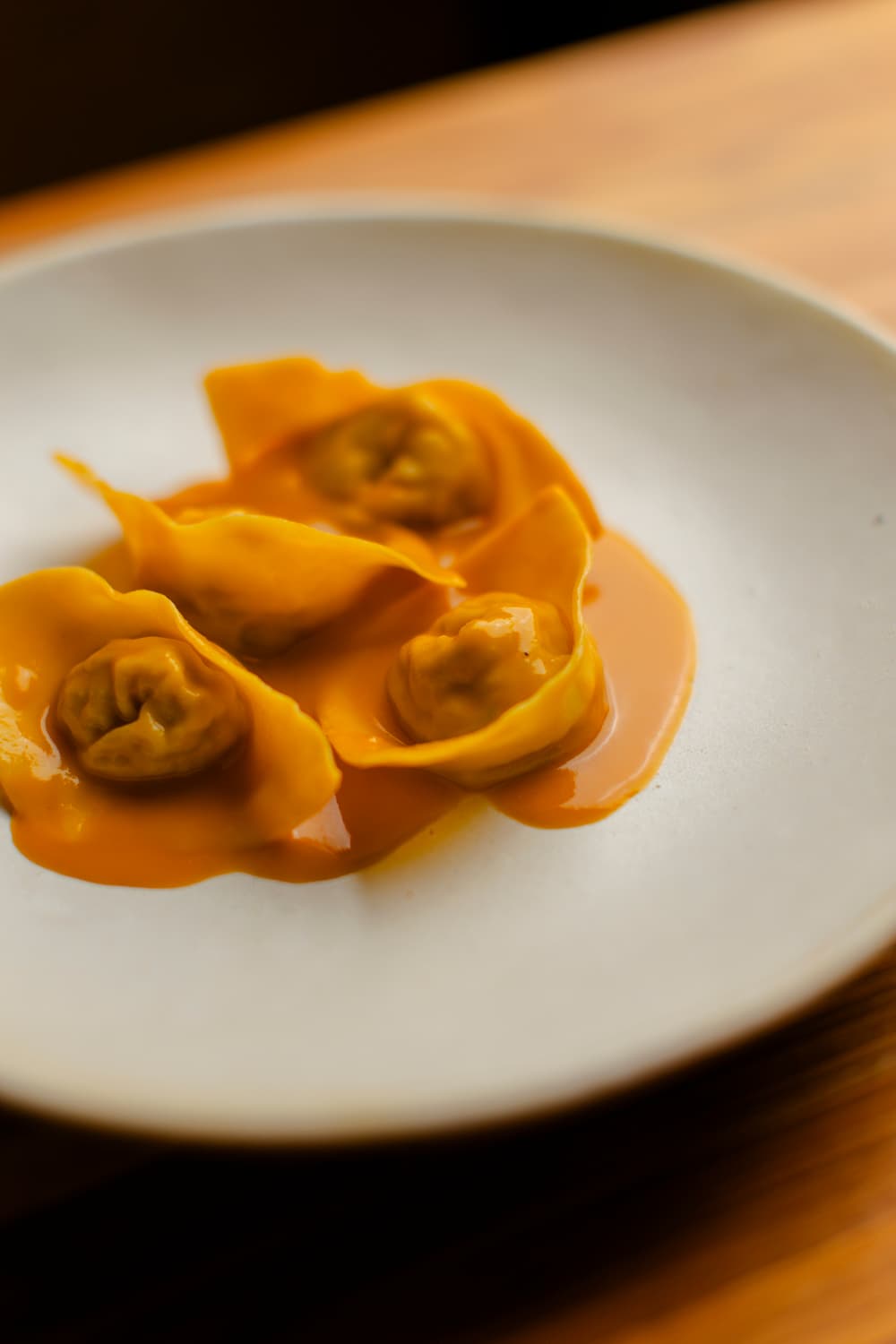 Prato de tortelli com molho visto de perto