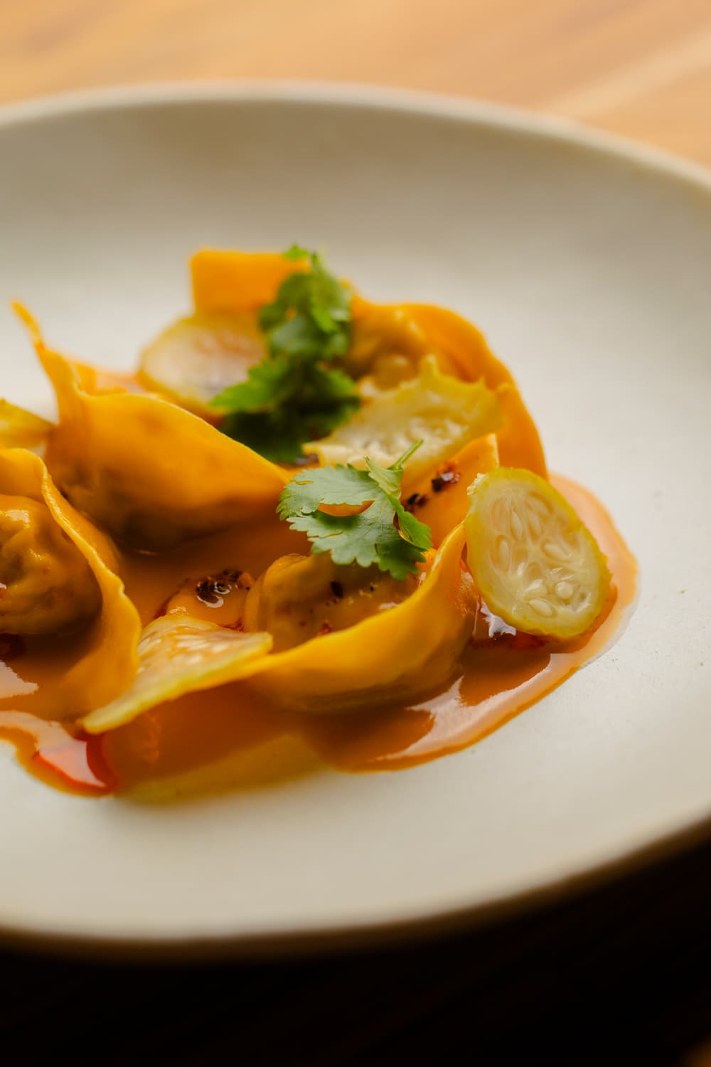 Detalhe de tortelli finalizado com ervas frescas